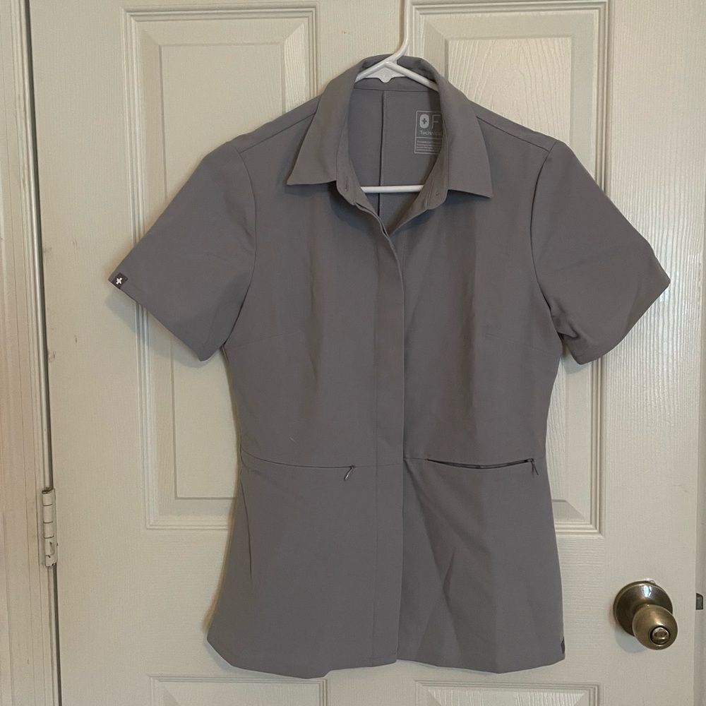 FIGS SCRUB TOP IN GRAY